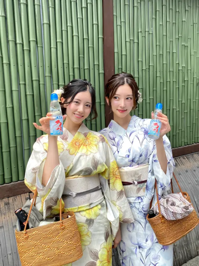 嵐山で夏らしいことをする日☀️
⁡
浴衣で嵐山散策してきたよ〜🎐🤍
白地と大柄の組み合わせが涼やかで写真映え◎
⁡
かき氷とラムネは夏らしさ倍増アイテム🍧
暑い日こそ浴衣を楽しもう👘✨
⁡
⁡
⁡
この投稿が気に入ったら
いいねと保存で次の思い出作りの参考にしてください📝
⁡
⁡
京都×着物×かわいいを発信🫶🏻
➡︎ @rikawafuku_kyoto
　
お客様写真で着物レンタル+αな情報を発信📸
➡︎ @rikawafuku_album
　
嵐山アカウント🎍
➡︎ @rikawafuku_arashiyama
⁡
——————————————————————
⁡
✿ご予約について✿
予約はHPから24時間可能◎
前日までキャンセルも無料📝
プラン・オプション内容は当日でも変更できます🙆🏻‍♀️
⁡
︎✿About Reservations︎✿
 Reservations can be made 24 hours a day via our website◎
 You can cancel or change your reservation up to the day before for free️📝
⁡
✿預訂資訊✿
每天 24 小時均可透過網站進行預訂 ◎
可在前一天之前免費更改和取消 📝
⁡
———————————————————————
　
✿店舗アクセス✿
🎋嵐山店
　嵐電「嵐山駅」徒歩2分
　JR「嵯峨嵐山駅」徒歩6分
　
🏮祇園店
　京阪「祇園四条駅」徒歩2分
　
🍡清水寺店
　市バス「清水道」徒歩7分
⁡
⛩京都駅前店
　「京都駅」中央口　徒歩7分
　
　
　
　
どの店舗も観光地すぐ👟💨
　
着物レンタルなら梨花和服👘
　
#梨花和服 #浴衣レンタル #浴衣 #浴衣女子 #浴衣コーデ #浴衣ヘアアレンジ #京都 #京都観光 #京都旅行 #嵐山 #嵐山観光 #かき氷 #ラムネ #和服體驗 #和服出租 #kyoto #yukata