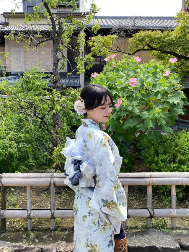まだまだ夏らしい景色が楽しめる季節🌻
⁡
特に緑が鮮やかなこの季節は、浴衣との相性抜群で色とのコントラストがより映える🍃
⁡
夏ならではのかき氷やラムネも楽しみつつ浴衣着ながら写真撮ってみてはいかがでしょうか？💁🎶
⁡
________________________𓈒𓂂❁
⁡
⁡
みんなの素敵なコーデも教えて📸
⁡
➡︎ @rikawafuku
➡︎ @rikawafuku_album
⁡
アカウントタグ付けして投稿してみてね🫶🏻✨
⁡
________________________𓈒𓂂❁
⁡
⁡
⁡
📍梨花和服 浅草店
東京都台東区雷門２丁目１６−９ HULIC＆New雷門 ６Ｆ
⁡
最終受付時間15:30
最終返却時間17:30
※最終返却時間の17:30を1分でも過ぎると10分毎に1000円/人の延長料金が発生致しますのでご了承ください。
⁡
⚠️Please note that if you miss the last return time of 17:30 by even one minute, you will be charged an extra 1000 yen/person for every 10 minutes you stay.
⁡
浅草店➡︎
　東京メトロ銀座線「浅草駅」徒歩𝟛分
　都営浅草線「浅草駅」𝟛分
⁡
⁡
________________________𓈒𓂂❁
⁡
⁡
❃ おすすめプラン ❃
着物ヘアセットプラン
(草履も込み！梨花和服ではどのプランでも選び放題👘!!)
⁡
❃ Recommend Plan ❃
Kimono hair set plan
(Includes zori sandals.You can choose any plan as much as you want at rikawafuku👘)
⁡
❃推薦方案❃
和服髮型設計方案
（附送涼鞋。有了梨花和服，你可以選擇任何你想要的方案👘)
⁡
❃ 추천 플랜 ❃
기모노 헤어 세트 플랜
(신발 포함！이화 일본옷에서는 어떤 플랜에서도 선택 무제한👘!!)
⁡
________________________𓈒𓂂❁
⁡
⁡
❃ ご予約について ❃
予約はWebから24時間可能◎
前日まで変更・キャンセルも無料です📝
⁡
❃ About Reservations ❃
Reservations can be made from Website to 24hours ◎
English available 
⁡
❃ 關於預約 ❃
可透過網站預約24小時◎
中文支援
⁡
✤ 예약 정보 ✤
예약은 𝐻𝑃에서 24시간 가능◎
전날까지 변경・캔슬도 무료입니다📝
⁡
________________________𓈒𓂂❁
⁡
⁡
⁡
皆様のご予約お待ちしております🕊
⁡
⁡
⁡
#梨花和服 #浅草着物レンタル #浅草デート #기모노 #기모노체험 #기모노렌탈 #유카타#和服體驗 #浴衣 #wafuku #furisode #yukata #kimono #かき氷 #ラムネ