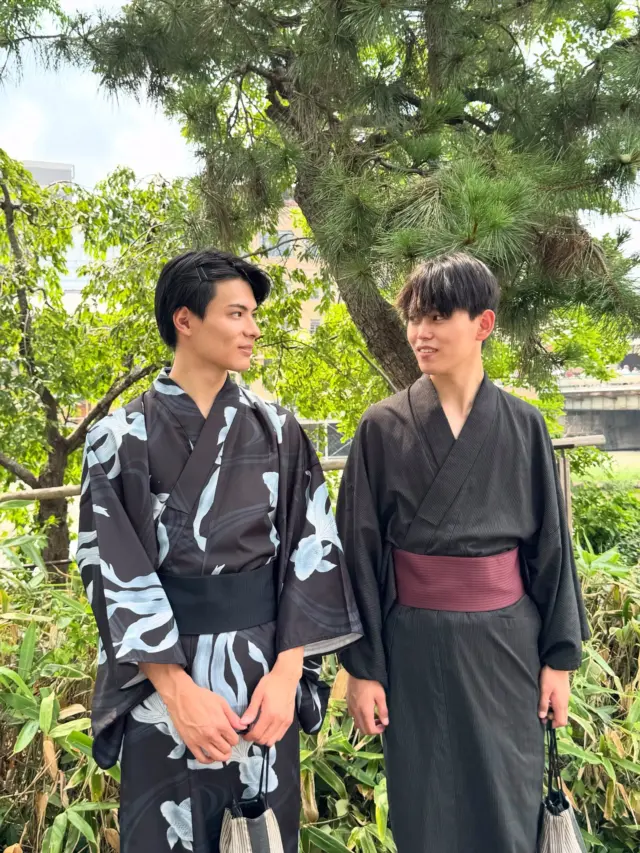 メンズ浴衣コーデ6選✨
⁡
男性陣はもちろん、
パートナーと浴衣レンタル予定の女性陣も絶対見てほしい🥹🫶🏻
⁡
普段は女性の浴衣ばかり紹介していますが、
実はメンズの浴衣もシンプルなものから大柄の浴衣まで揃えています◎
新作もあるのー！！😉
⁡
この夏はメンズもおしゃれな浴衣でかましてこう😎
⁡
⁡
この投稿が気に入ったら
いいねと保存で次の思い出作りの参考にしてね！📝
⁡
⁡
京都×着物×かわいいを発信🫶🏻
➡︎ @rikawafuku_kyoto
　
お客様写真で着物レンタル+αな情報を発信📸
➡︎ @rikawafuku_album
　
嵐山アカウント🎍
➡︎ @rikawafuku_arashiyama
⁡
——————————————————————
⁡
✿ご予約について✿
予約はHPから24時間可能◎
前日までキャンセルも無料📝
プラン・オプション内容は当日でも変更できます🙆🏻‍♀️
⁡
︎✿About Reservations︎✿
 Reservations can be made 24 hours a day via our website◎
 You can cancel or change your reservation up to the day before for free️📝
⁡
✿預訂資訊✿
每天 24 小時均可透過網站進行預訂 ◎
可在前一天之前免費更改和取消 📝
⁡
———————————————————————
　
✿店舗アクセス✿
🎋嵐山店
　嵐電「嵐山駅」徒歩2分
　JR「嵯峨嵐山駅」徒歩6分
　
🏮祇園店
　京阪「祇園四条駅」徒歩2分
　
🍡清水寺店
　市バス「清水道」徒歩7分
⁡
⛩京都駅前店
　「京都駅」中央口　徒歩7分
　
　
　
　
どの店舗も観光地すぐ👟💨
　
着物レンタルなら梨花和服👘
　
#梨花和服 #浴衣レンタル #浴衣 #メンズ浴衣 #メンズコーデ #浴衣コーデ #浴衣デート #京都デート #夏祭り #京都 #京都観光 #京都旅行 #和服體驗 #和服出租 #kyoto #yukata