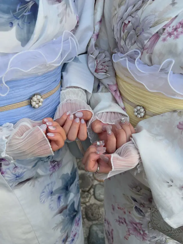 ネイル合わせ!?
常時400着以上の浴衣･着物が選べる梨花和服だから
できる選び方✨️

投稿がいいなと思ったら「いいね」「保存」してね🫧
⁡
⁡
⁡
________________________𓈒𓂂❁
⁡
⁡
アカウントタグ付けして投稿してみてね🫶🏻✨
⁡
➡︎ @rikawafuku_kamakura
➡︎ @rikawafuku_album
⁡
皆さんの素敵なコーデも是非見せてください🤍
⁡
________________________𓈒𓂂❁
　　
⁡
【ご利用について】
⁡
最終受付時間15:30
最終返却時間17:30
※最終返却時間の17:30を1分でも過ぎると10分毎に1000円/人の延長料金が発生致しますのでご了承ください。
⁡
________________________𓈒𓂂❁
⁡
⁡
✤ おすすめプラン ✤
着物ヘアセットプラン
※草履も含みます
(梨花和服ではどのプランでも選び放題👘!!)
⁡
⁡
✤ Recommended Plans ✤
Kimono hair set plan
(Includes zori sandals. You can choose any plan as much as you want at rikawafuku👘)
⁡
⁡
✤ 推薦方案 ✤
和服发型套装计划
(包括凉鞋。您可以选择任何您喜欢的和服，与计划无关👘）
⁡
⁡
⁡
✤ オプション ✤【1つ各500円】
刺繍襟
レースインナー
チュール
帯締め
バッグ
へこ帯
アームウォーマー
お面(フォローとタグ付けで¥500→¥0✨)
⁡
⁡
⁡
✤ ご予約について ✤
予約は𝐻𝑃から24時間可能◎
前日まで変更・キャンセルも無料です📝
⁡
⁡
✤ 𝐴𝑏𝑜𝑢𝑡 𝑅𝑒𝑠𝑒𝑟𝑣𝑎𝑡𝑖𝑜𝑛𝑠 ✤
𝑅𝑒𝑠𝑒𝑟𝑣𝑎𝑡𝑖𝑜𝑛𝑠 𝑐𝑎𝑛 𝑏𝑒 𝑚𝑎𝑑𝑒 𝑓𝑟𝑜𝑚 𝐻𝑃 𝑡𝑜 24 ℎ𝑜𝑢𝑟𝑠 ◎
𝐸𝑛𝑔𝑙𝑖𝑠ℎ 𝑎𝑣𝑎𝑖𝑙𝑎𝑏𝑙𝑒 
⁡
⁡
✤ 關於預約 ✤
可透過網站預約24小時◎
中文支援
⁡
⁡
✤ 店舗アクセス ✤
⁡
📍神奈川県鎌倉市小町2丁目12-37 ティアイビルⅡ 2-B
⁡
鎌倉店⇨JR鎌倉駅徒歩4分
⁡
⁡
⁡
皆様のご予約お待ちしております🕊

#梨花和服 #鎌倉着物レンタル #鎌倉着物 #鎌倉観光 #江ノ島観光  #ネイル  #ネイルアートデザイン  #浴衣  #浴衣でお出かけ  #シェルネイル  #自撮り  #トレンド  #なつ  #修学旅行  #夏服コーデ  #夏イベント  #関東  #関東旅行  #旅行  #和服  #和服體驗  #和服出租  #和服美人  #kamakura  #kamakurajapan  #yukata  #yukatagirl  #kimono