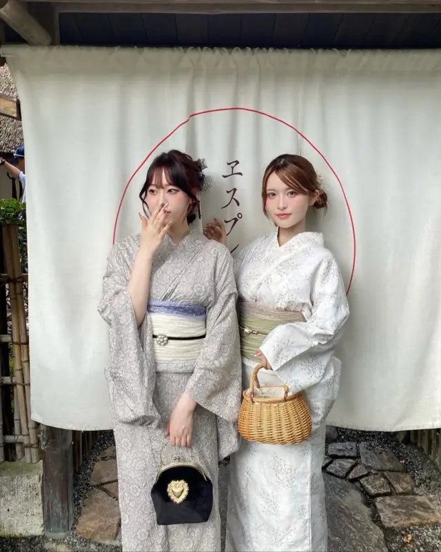 淡い色味の浴衣コーデもとってもかわいいんです🤎✨
⁡
アンティークな小物と髪飾りを合わせてみてもまた違った雰囲気になって可愛いですよ🤲🏻🪞
⁡
________________________𓈒𓂂❁
⁡
⁡
みんなの素敵なコーデも教えて📸
⁡
➡︎ @rikawafuku
➡︎ @rikawafuku_album
⁡
アカウントタグ付けして投稿してみてね🫶🏻✨
⁡
________________________𓈒𓂂❁
⁡
⁡
⁡
📍梨花和服 浅草店
東京都台東区雷門２丁目１６−９ HULIC＆New雷門 ６Ｆ
⁡
最終受付時間15:30
最終返却時間17:30
※最終返却時間の17:30を1分でも過ぎると10分毎に1000円/人の延長料金が発生致しますのでご了承ください。
⁡
⚠️Please note that if you miss the last return time of 17:30 by even one minute, you will be charged an extra 1000 yen/person for every 10 minutes you stay.
⁡
浅草店➡︎
　東京メトロ銀座線「浅草駅」徒歩𝟛分
　都営浅草線「浅草駅」𝟛分
⁡
⁡
________________________𓈒𓂂❁
⁡
⁡
❃ おすすめプラン ❃
着物ヘアセットプラン
(草履も込み！梨花和服ではどのプランでも選び放題👘!!)
⁡
❃ Recommend Plan ❃
Kimono hair set plan
(Includes zori sandals.You can choose any plan as much as you want at rikawafuku👘)
⁡
❃推薦方案❃
和服髮型設計方案
（附送涼鞋。有了梨花和服，你可以選擇任何你想要的方案👘)
⁡
❃ 추천 플랜 ❃
기모노 헤어 세트 플랜
(신발 포함！이화 일본옷에서는 어떤 플랜에서도 선택 무제한👘!!)
⁡
________________________𓈒𓂂❁
⁡
⁡
❃ ご予約について ❃
予約はWebから24時間可能◎
前日まで変更・キャンセルも無料です📝
⁡
❃ About Reservations ❃
Reservations can be made from Website to 24hours ◎
English available 
⁡
❃ 關於預約 ❃
可透過網站預約24小時◎
中文支援
⁡
✤ 예약 정보 ✤
예약은 𝐻𝑃에서 24시간 가능◎
전날까지 변경・캔슬도 무료입니다📝
⁡
________________________𓈒𓂂❁
⁡
⁡
⁡
皆様のご予約お待ちしております🕊
⁡
⁡
⁡
#梨花和服 #浅草着物レンタル #浅草デート #기모노 #기모노체험 #기모노렌탈 #유카타#和服體驗 #浴衣 #wafuku #furisode #yukata #kimono #浴衣デート