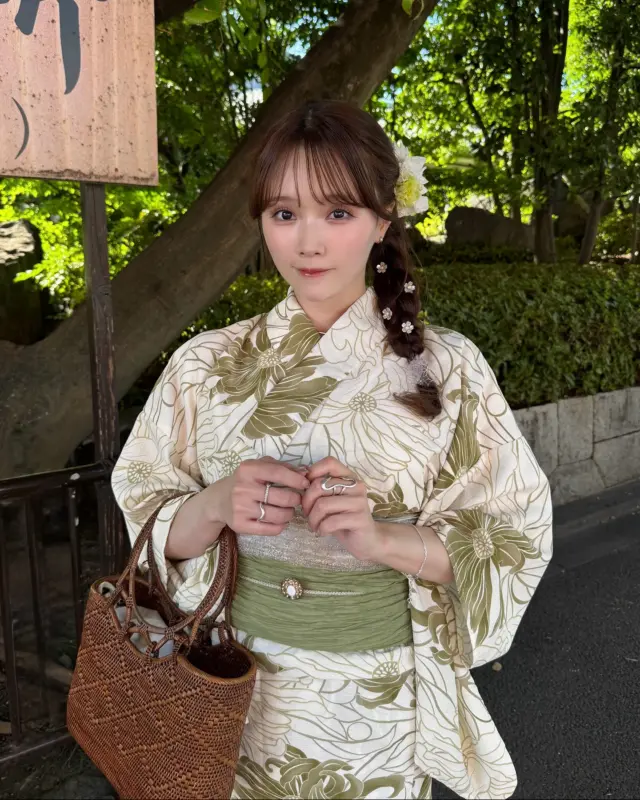 同系色でまとめた大人っぽい浴衣コーデ🍃
⁡
通常の帯ではなく兵児帯に変更してチュールも足すことで大人っぽさの中に可愛らしさも！
⁡
皆さんのオリジナルで素敵な浴衣コーデ組んでみてくださいね✨
________________________𓈒𓂂❁
⁡
⁡
みんなの素敵なコーデも教えて📸
⁡
➡︎ @rikawafuku
➡︎ @rikawafuku_album
⁡
アカウントタグ付けして投稿してみてね🫶🏻✨
⁡
________________________𓈒𓂂❁
⁡
⁡
⁡
📍梨花和服 浅草店
東京都台東区雷門２丁目１６−９ HULIC＆New雷門 ６Ｆ
⁡
最終受付時間15:30
最終返却時間17:30
※最終返却時間の17:30を1分でも過ぎると10分毎に1000円/人の延長料金が発生致しますのでご了承ください。
⁡
⚠️Please note that if you miss the last return time of 17:30 by even one minute, you will be charged an extra 1000 yen/person for every 10 minutes you stay.
⁡
浅草店➡︎
　東京メトロ銀座線「浅草駅」徒歩𝟛分
　都営浅草線「浅草駅」𝟛分
⁡
⁡
________________________𓈒𓂂❁
⁡
⁡
❃ おすすめプラン ❃
着物ヘアセットプラン
(草履も込み！梨花和服ではどのプランでも選び放題👘!!)
⁡
❃ Recommend Plan ❃
Kimono hair set plan
(Includes zori sandals.You can choose any plan as much as you want at rikawafuku👘)
⁡
❃推薦方案❃
和服髮型設計方案
（附送涼鞋。有了梨花和服，你可以選擇任何你想要的方案👘)
⁡
❃ 추천 플랜 ❃
기모노 헤어 세트 플랜
(신발 포함！이화 일본옷에서는 어떤 플랜에서도 선택 무제한👘!!)
⁡
________________________𓈒𓂂❁
⁡
⁡
❃ ご予約について ❃
予約はWebから24時間可能◎
前日まで変更・キャンセルも無料です📝
⁡
❃ About Reservations ❃
Reservations can be made from Website to 24hours ◎
English available 
⁡
❃ 關於預約 ❃
可透過網站預約24小時◎
中文支援
⁡
✤ 예약 정보 ✤
예약은 𝐻𝑃에서 24시간 가능◎
전날까지 변경・캔슬도 무료입니다📝
⁡
________________________𓈒𓂂❁
⁡
⁡
⁡
皆様のご予約お待ちしております🕊
⁡
⁡
⁡
#梨花和服 #浅草着物レンタル #浅草デート #기모노 #기모노체험 #기모노렌탈 #유카타#和服體驗 #浴衣 #wafuku #furisode #yukata #kimono #浴衣デート