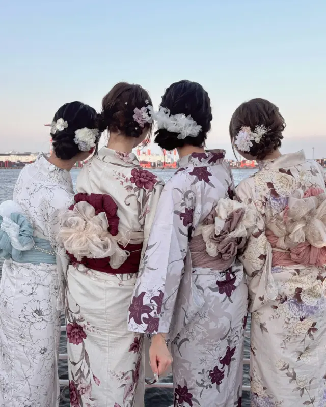 浴衣が着られるのもあとわずか！
9月末までは浴衣ご用意しております✨👌🏻
⁡
お友達と色味や雰囲気を揃えるととっても可愛くまとまった雰囲気に🩰🪞
⁡
ご予約お待ちしております！
________________________𓈒𓂂❁
⁡
⁡
みんなの素敵なコーデも教えて📸
⁡
➡︎ @rikawafuku
➡︎ @rikawafuku_album
⁡
アカウントタグ付けして投稿してみてね🫶🏻✨
⁡
________________________𓈒𓂂❁
⁡
⁡
⁡
📍梨花和服 浅草店
東京都台東区雷門２丁目１６−９ HULIC＆New雷門 ６Ｆ
⁡
最終受付時間15:30
最終返却時間17:30
※最終返却時間の17:30を1分でも過ぎると10分毎に1000円/人の延長料金が発生致しますのでご了承ください。
⁡
⚠️Please note that if you miss the last return time of 17:30 by even one minute, you will be charged an extra 1000 yen/person for every 10 minutes you stay.
⁡
浅草店➡︎
　東京メトロ銀座線「浅草駅」徒歩𝟛分
　都営浅草線「浅草駅」𝟛分
⁡
⁡
________________________𓈒𓂂❁
⁡
⁡
❃ おすすめプラン ❃
着物ヘアセットプラン
(草履も込み！梨花和服ではどのプランでも選び放題👘!!)
⁡
❃ Recommend Plan ❃
Kimono hair set plan
(Includes zori sandals.You can choose any plan as much as you want at rikawafuku👘)
⁡
❃推薦方案❃
和服髮型設計方案
（附送涼鞋。有了梨花和服，你可以選擇任何你想要的方案👘)
⁡
❃ 추천 플랜 ❃
기모노 헤어 세트 플랜
(신발 포함！이화 일본옷에서는 어떤 플랜에서도 선택 무제한👘!!)
⁡
________________________𓈒𓂂❁
⁡
⁡
❃ ご予約について ❃
予約はWebから24時間可能◎
前日まで変更・キャンセルも無料です📝
⁡
❃ About Reservations ❃
Reservations can be made from Website to 24hours ◎
English available 
⁡
❃ 關於預約 ❃
可透過網站預約24小時◎
中文支援
⁡
✤ 예약 정보 ✤
예약은 𝐻𝑃에서 24시간 가능◎
전날까지 변경・캔슬도 무료입니다📝
⁡
________________________𓈒𓂂❁
⁡
⁡
⁡
皆様のご予約お待ちしております🕊
⁡
⁡
⁡
#梨花和服 #浅草着物レンタル #浅草デート #기모노 #기모노체험 #기모노렌탈 #유카타#和服體驗 #浴衣 #wafuku #furisode #yukata #kimono #浴衣デート