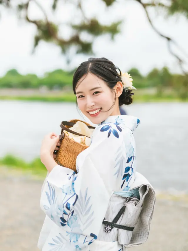 ★浴衣（夏季和服）
⁡
•髮型套裝方案 ¥6,500
包含女性髮型套裝 + 髮飾。
*可選擇增加化妝服務和攝影師攝影。
⁡
-前一天前取消可免費。
-次日返還+2,000 日元。
-步行 1 分鐘即可到達上門。

★大太結升級 ¥3,000
將半寬腰帶改為大太結！
打造時尚成熟的造型✨。

⁡
★Yukata
⁡
•Hair Set Program ¥6,500
Includes a women’s hairstyle set + hair accessory.
*Makeup service and photographer’s photo can be added as an option.
⁡
-Cancellation by the day before is free.
-Return the next day +2,000 yen.
-1-minute walk to Kaminarimon. 

★Otaiko-knot upgrade ¥3,000
 Change the obi from a han-haba obi to an otaiko-knot for a trendy, mature look!
 For a trendy, mature look ✨.

________________________𓈒𓂂❁
⁡
25,000 日元（攝影服務，含稅）
* 拍攝時間為 60 分鐘。 由附屬攝影師進行攝影和資料傳送。
⁡
¥25,000 (Photography service, tax in)
* Shooting time is 60 minutes. Photography and data delivery by affiliated photographers.
________________________𓈒𓂂❁
⁡
⁡
📍梨花和服 浅草店
東京都台東区雷門２丁目１６−９ HULIC＆New雷門 ６Ｆ
⁡
最終受付時間15:30
最終返却時間17:30
※最終返却時間の17:30を1分でも過ぎると10分毎に1000円/人の延長料金が発生致しますのでご了承ください。
⁡
⚠️Please note that if you miss the last return time of 17:30 by even one minute, you will be charged an extra 1000 yen/person for every 10 minutes you stay.
⁡
浅草店➡︎
　東京メトロ銀座線「浅草駅」徒歩𝟛分
　都営浅草線「浅草駅」𝟛分
⁡
⁡
________________________𓈒𓂂❁
⁡
⁡
❃ ご予約について ❃
予約はWebから24時間可能◎
前日まで変更・キャンセルも無料です📝
⁡
❃ About Reservations ❃
Reservations can be made from Website to 24hours ◎
English available 
⁡
❃ 關於預約 ❃
可透過網站預約24小時◎
中文支援
⁡
✤ 예약 정보 ✤
예약은 𝐻𝑃에서 24시간 가능◎
전날까지 변경・캔슬도 무료입니다📝
⁡
________________________𓈒𓂂❁
⁡
⁡
⁡
#梨花和服 #浅草着物レンタル #浅草デート #写真の撮り方#기모노 #기모노체험 #기모노렌탈 #유카타#和服體驗 #浴衣 #wafuku #furisode #yukata #kimono