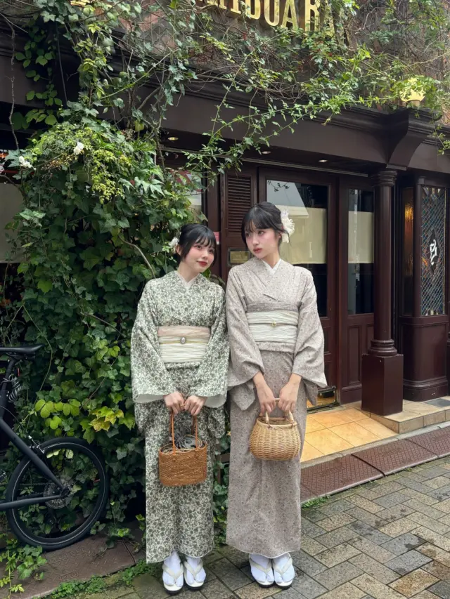 秋の気配を感じるアンティークな雰囲気の着物🍁
⁡
ベージュやグリーンの柔らかくてクラシカルな秋コーデでお出かけしてみませんか…？👋🏻
⁡
秋っぽいこっくりカラーで締めてみても、淡めに統一してみてもどっちも秋っぽくでかわいい🧸🤎
________________________𓈒𓂂❁
⁡
⁡
みんなの素敵なコーデも教えて📸
⁡
➡︎ @rikawafuku
➡︎ @rikawafuku_album
⁡
アカウントタグ付けして投稿してみてね🫶🏻✨
⁡
________________________𓈒𓂂❁
⁡
⁡
⁡
📍梨花和服 浅草店
東京都台東区雷門２丁目１６−９ HULIC＆New雷門 ６Ｆ
⁡
最終受付時間16:00
最終返却時間17:30
※最終返却時間の17:30を1分でも過ぎると10分毎に1000円/人の延長料金が発生致しますのでご了承ください。
⁡
⚠️Please note that if you miss the last return time of 17:30 by even one minute, you will be charged an extra 1000 yen/person for every 10 minutes you stay.
⁡
浅草店➡︎
　東京メトロ銀座線「浅草駅」徒歩𝟛分
　都営浅草線「浅草駅」𝟛分
⁡
⁡
________________________𓈒𓂂❁
⁡
⁡
❃ おすすめプラン ❃
着物ヘアセットプラン
(草履も込み！梨花和服ではどのプランでも選び放題👘!!)
⁡
❃ Recommend Plan ❃
Kimono hair set plan
(Includes zori sandals.You can choose any plan as much as you want at rikawafuku👘)
⁡
❃推薦方案❃
和服髮型設計方案
（附送涼鞋。有了梨花和服，你可以選擇任何你想要的方案👘)
⁡
❃ 추천 플랜 ❃
기모노 헤어 세트 플랜
(신발 포함！이화 일본옷에서는 어떤 플랜에서도 선택 무제한👘!!)
⁡
________________________𓈒𓂂❁
⁡
⁡
❃ ご予約について ❃
予約はWebから24時間可能◎
前日まで変更・キャンセルも無料です📝
⁡
❃ About Reservations ❃
Reservations can be made from Website to 24hours ◎
English available 
⁡
❃ 關於預約 ❃
可透過網站預約24小時◎
中文支援
⁡
✤ 예약 정보 ✤
예약은 𝐻𝑃에서 24시간 가능◎
전날까지 변경・캔슬도 무료입니다📝
⁡
________________________𓈒𓂂❁
⁡
⁡
⁡
皆様のご予約お待ちしております🕊
⁡
⁡
⁡
#梨花和服 #浅草着物レンタル #浅草デート #기모노 #기모노체험 #기모노렌탈 #유카타#和服體驗 #wafuku #furisode #kimono #着物デート #秋コーデ