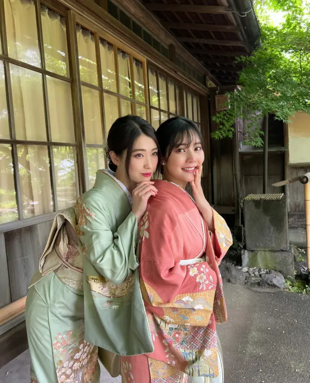 皆様こちらのオプションご存じですか！？
⁡
お着物に+3,000円でオプションをつけることでお太鼓結びにアップグレードができちゃうんです🫶🏻
⁡
訪問着ほどのフォーマル感はなく、大人っぽく落ち着いた印象になりたい方にもおすすめです！
⁡
帯は全て正絹の帯をご用意しています👀✨✨
⁡
________________________𓈒𓂂❁
⁡
各位知道這個選項嗎！？
⁡
只要在和服上加價3,000日圓選購此選項，就能升級為太鼓結造型🫶🏻
⁡
雖然不如訪問著那般正式，但特別推薦給想展現成熟穩重氣質的您！
⁡
所有腰帶皆採用純絲材質製作👀✨✨
⁡
________________________𓈒𓂂❁
⁡
⁡
みんなの素敵なコーデも教えて📸
⁡
➡︎ @rikawafuku
➡︎ @rikawafuku_album
⁡
アカウントタグ付けして投稿してみてね🫶🏻✨
⁡
________________________𓈒𓂂❁
⁡
⁡
⁡
📍梨花和服 浅草店
東京都台東区雷門２丁目１６−９ HULIC＆New雷門 ６Ｆ
⁡
最終受付時間16:00
最終返却時間17:30
※最終返却時間の17:30を1分でも過ぎると10分毎に1000円/人の延長料金が発生致しますのでご了承ください。
⁡
⚠️Please note that if you miss the last return time of 17:30 by even one minute, you will be charged an extra 1000 yen/person for every 10 minutes you stay.
⁡
浅草店➡︎
　東京メトロ銀座線「浅草駅」徒歩𝟛分
　都営浅草線「浅草駅」𝟛分
⁡
⁡
________________________𓈒𓂂❁
⁡
⁡
❃ おすすめプラン ❃
着物ヘアセットプラン
(草履も込み！梨花和服ではどのプランでも選び放題👘!!)
⁡
❃ Recommend Plan ❃
Kimono hair set plan
(Includes zori sandals.You can choose any plan as much as you want at rikawafuku👘)
⁡
❃推薦方案❃
和服髮型設計方案
（附送涼鞋。有了梨花和服，你可以選擇任何你想要的方案👘)
⁡
❃ 추천 플랜 ❃
기모노 헤어 세트 플랜
(신발 포함！이화 일본옷에서는 어떤 플랜에서도 선택 무제한👘!!)
⁡
________________________𓈒𓂂❁
⁡
⁡
❃ ご予約について ❃
予約はWebから24時間可能◎
前日まで変更・キャンセルも無料です📝
⁡
❃ About Reservations ❃
Reservations can be made from Website to 24hours ◎
English available 
⁡
❃ 關於預約 ❃
可透過網站預約24小時◎
中文支援
⁡
✤ 예약 정보 ✤
예약은 𝐻𝑃에서 24시간 가능◎
전날까지 변경・캔슬도 무료입니다📝
⁡
________________________𓈒𓂂❁
⁡
⁡
⁡
皆様のご予約お待ちしております🕊
⁡
⁡
⁡
#梨花和服 #浅草着物レンタル #浅草デート #기모노 #기모노체험 #기모노렌탈 #유카타#和服體驗 #wafuku #furisode #kimono #着物デート#訪問着