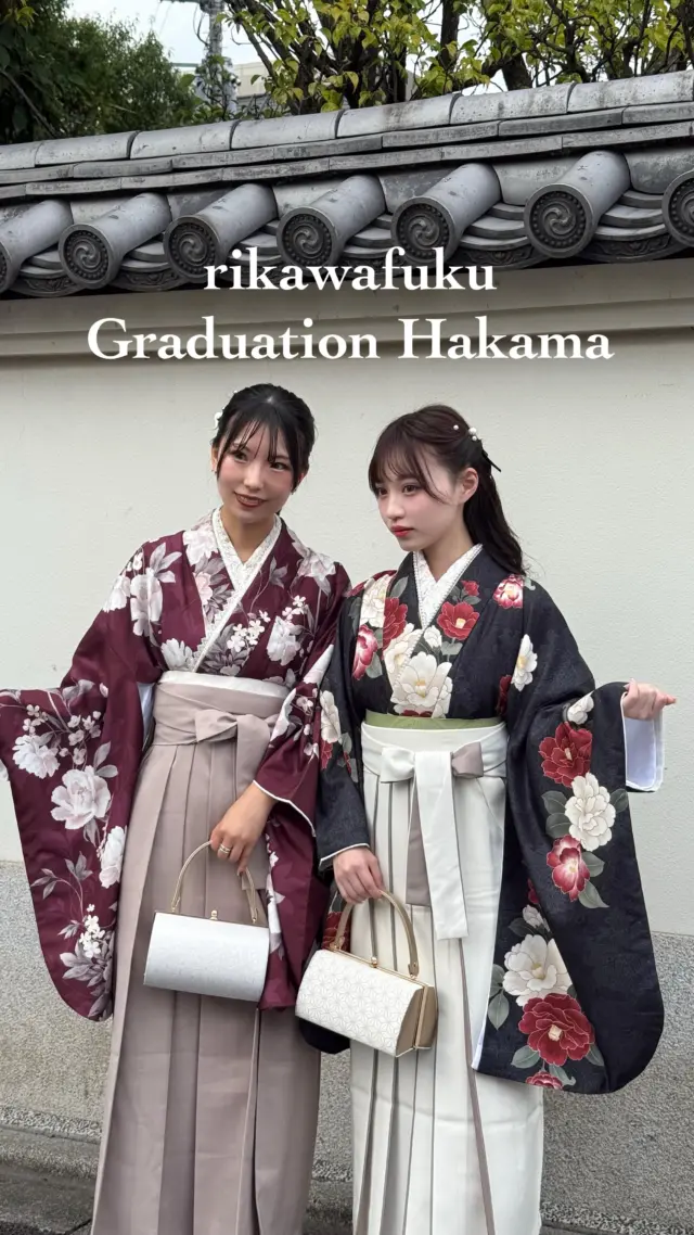 ⁡
⁡実は強風が吹きながらの撮影だったんです📷😹
⁡
梨花和服の2026年新作卒業式袴を着用していただきました♥️
⁡
⁡
【レンタル料金】
•ベーシックプラン
¥45,000（税込）
⁡
•ヘアセットプラン
¥49,000（税込）
⁡
早朝のご予約•翌日返却などはプラスで料金頂いておりますので詳細はウェブサイトでご確認よろしくお願いいたします🤲🏻✨
⁡
________________________𓈒𓂂❁
⁡
⁡
📍梨花和服 浅草店
東京都台東区雷門２丁目１６−９ HULIC＆New雷門 ６Ｆ
⁡
最終受付時間15:30
最終返却時間17:30
※最終返却時間の17:30を1分でも過ぎると10分毎に1000円/人の延長料金が発生致しますのでご了承ください。
⁡
⚠️Please note that if you miss the last return time of 17:30 by even one minute, you will be charged an extra 1000 yen/person for every 10 minutes you stay.
⁡
浅草店➡︎
　東京メトロ銀座線「浅草駅」徒歩𝟛分
　都営浅草線「浅草駅」𝟛分
⁡
⁡
________________________𓈒𓂂❁
⁡
⁡
❃ ご予約について ❃
予約はWebから24時間可能◎
前日まで変更・キャンセルも無料です📝
⁡
❃ About Reservations ❃
Reservations can be made from Website to 24hours ◎
English available 
⁡
❃ 關於預約 ❃
可透過網站預約24小時◎
中文支援
⁡
✤ 예약 정보 ✤
예약은 𝐻𝑃에서 24시간 가능◎
전날까지 변경・캔슬도 무료입니다📝
⁡
________________________𓈒𓂂❁
⁡
⁡
⁡
#梨花和服 #浅草着物レンタル #浅草デート #写真の撮り方#기모노 #기모노체험 #기모노렌탈 #유카타#和服體驗 #浴衣 #wafuku #furisode #yukata #kimono #卒業式袴 #卒業式袴コーデ