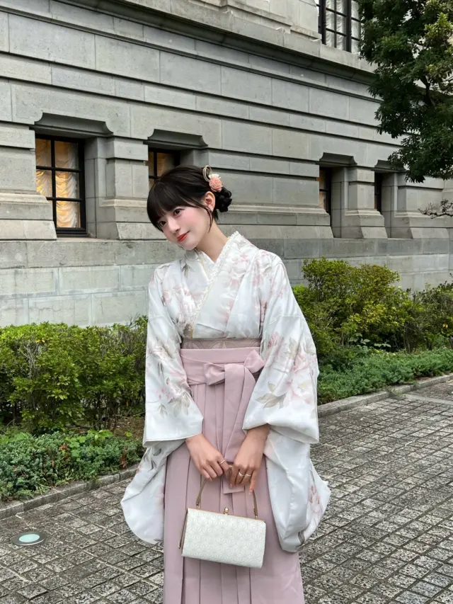 26卒で卒業式袴予約まだの方必見🎓👀
⁡
梨花和服では全35種類、今年は16種類の新作も導入しております！
シックで和風なデザインから今っぽい可愛らしいデザインまで幅広く取り扱っております♡
⁡
【ベーシックプラン】（着付け込み）
→¥45,000（税込）
⁡
【ヘアセットプラン】（着付け・ヘアセット込み）
→¥49,000（税込）
⁡
早朝料金・翌日返却の場合はプラス料金いただいておりますので詳細はウェブサイトにてご確認お願いいたします🤲🏻
________________________𓈒𓂂❁
⁡
⁡
📍梨花和服 浅草店
東京都台東区雷門２丁目１６−９ HULIC＆New雷門 ６Ｆ
⁡
最終受付時間15:30
最終返却時間17:30
※最終返却時間の17:30を1分でも過ぎると10分毎に1000円/人の延長料金が発生致しますのでご了承ください。
⁡
⚠️Please note that if you miss the last return time of 17:30 by even one minute, you will be charged an extra 1000 yen/person for every 10 minutes you stay.
⁡
浅草店➡︎
　東京メトロ銀座線「浅草駅」徒歩𝟛分
　都営浅草線「浅草駅」𝟛分
⁡
⁡
________________________𓈒𓂂❁
⁡
⁡
❃ ご予約について ❃
予約はWebから24時間可能◎
前日まで変更・キャンセルも無料です📝
⁡
❃ About Reservations ❃
Reservations can be made from Website to 24hours ◎
English available 
⁡
❃ 關於預約 ❃
可透過網站預約24小時◎
中文支援
⁡
✤ 예약 정보 ✤
예약은 𝐻𝑃에서 24시간 가능◎
전날까지 변경・캔슬도 무료입니다📝
⁡
________________________𓈒𓂂❁
⁡
⁡
⁡
#梨花和服 #浅草着物レンタル #浅草デート #写真の撮り方#기모노 #기모노체험 #기모노렌탈 #유카타#和服體驗 #浴衣 #wafuku #furisode #yukata #kimono #卒業式 #卒業式袴