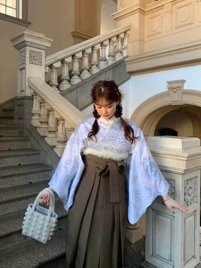 袴は卒業式だけじゃないって知ってましたか…？？🎓
⁡
梨花和服では街歩き用の【浅草袴ヘアセットプラン】もご用意しております🤲🏻♥️
⁡
お得な新価格に変わり¥9,000で着付けとヘアセットが利用いただけます！　
⁡
人気のアンティークな着物やレトロな着物など店内にある着物と袴を合わせられますよ💁
⁡
※二尺袖・振袖のお取り扱いはございません
⁡
紅葉も街歩き袴で見に行ってはいかがでしょうか？？
⁡
________________________𓈒𓂂❁
⁡
みんなの素敵なコーデも教えて📸
⁡
➡︎ @rikawafuku
➡︎ @rikawafuku_album
⁡
アカウントタグ付けして投稿してみてね🫶🏻✨
⁡
________________________𓈒𓂂❁
⁡
⁡
⁡
📍梨花和服 浅草店
東京都台東区雷門２丁目１６−９ HULIC＆New雷門 ６Ｆ
⁡
最終受付時間16:00
最終返却時間17:30
※最終返却時間の17:30を1分でも過ぎると10分毎に1000円/人の延長料金が発生致しますのでご了承ください。
⁡
⚠️Please note that if you miss the last return time of 17:30 by even one minute, you will be charged an extra 1000 yen/person for every 10 minutes you stay.
⁡
浅草店➡︎
　東京メトロ銀座線「浅草駅」徒歩𝟛分
　都営浅草線「浅草駅」𝟛分
⁡
⁡
________________________𓈒𓂂❁
⁡
❃ ご予約について ❃
予約はWebから24時間可能◎
前日まで変更・キャンセルも無料です📝
⁡
❃ About Reservations ❃
Reservations can be made from Website to 24hours ◎
English available 
⁡
❃ 關於預約 ❃
可透過網站預約24小時◎
中文支援
⁡
✤ 예약 정보 ✤
예약은 𝐻𝑃에서 24시간 가능◎
전날까지 변경・캔슬도 무료입니다📝
⁡
________________________𓈒𓂂❁
⁡
⁡
⁡
皆様のご予約お待ちしております🕊
⁡
⁡
⁡
#梨花和服 #浅草着物レンタル #浅草デート #기모노 #기모노체험 #기모노렌탈 #유카타#和服體驗 #wafuku #furisode #kimono #着物デート #街歩き袴 #袴レンタル