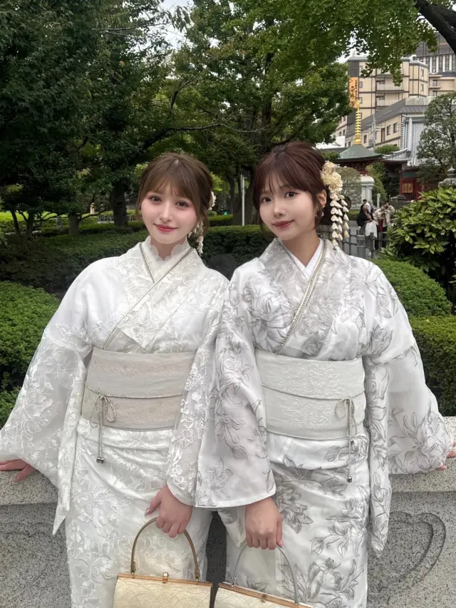 載せたい写真が多すぎて決めきれないほど可愛い着物で魅力的すぎませんか！？🤎📷
⁡
そんなオーガンジー素材のお着物など多数ご用意しております🫶🏻
⁡
お友達と双子コーデにして合わせてもとっても映えて可愛いですよ〜👀♡
⁡
今回のコーデでは、
【浅草ヘアセットプラン】に刺繍えり、帯飾り、バッグのオプションを追加しています！
⁡
________________________𓈒𓂂❁
⁡
みんなの素敵なコーデも教えて📸
⁡
➡︎ @rikawafuku
➡︎ @rikawafuku_album
⁡
アカウントタグ付けして投稿してみてね🫶🏻✨
⁡
________________________𓈒𓂂❁
⁡
⁡
⁡
📍梨花和服 浅草店
東京都台東区雷門２丁目１６−９ HULIC＆New雷門 ６Ｆ
⁡
最終受付時間16:00
最終返却時間17:30
※最終返却時間の17:30を1分でも過ぎると10分毎に1000円/人の延長料金が発生致しますのでご了承ください。
⁡
⚠️Please note that if you miss the last return time of 17:30 by even one minute, you will be charged an extra 1000 yen/person for every 10 minutes you stay.
⁡
浅草店➡︎
　東京メトロ銀座線「浅草駅」徒歩𝟛分
　都営浅草線「浅草駅」𝟛分
⁡
________________________𓈒𓂂❁
⁡
❃ おすすめプラン ❃
着物ヘアセットプラン
(草履も込み！梨花和服ではどのプランでも選び放題👘!!)
⁡
❃ Recommend Plan ❃
Kimono hair set plan
(Includes zori sandals.You can choose any plan as much as you want at rikawafuku👘)
⁡
❃推薦方案❃
和服髮型設計方案
（附送涼鞋。有了梨花和服，你可以選擇任何你想要的方案👘)
⁡
❃ 추천 플랜 ❃
기모노 헤어 세트 플랜
(신발 포함！이화 일본옷에서는 어떤 플랜에서도 선택 무제한👘!!)
⁡
________________________𓈒𓂂❁
⁡
❃ ご予約について ❃
予約はWebから24時間可能◎
前日まで変更・キャンセルも無料です📝
⁡
❃ About Reservations ❃
Reservations can be made from Website to 24hours ◎
English available 
⁡
❃ 關於預約 ❃
可透過網站預約24小時◎
中文支援
⁡
✤ 예약 정보 ✤
예약은 𝐻𝑃에서 24시간 가능◎
전날까지 변경・캔슬도 무료입니다📝
⁡
________________________𓈒𓂂❁
⁡
⁡
⁡
皆様のご予約お待ちしております🕊
⁡
⁡
⁡
#梨花和服 #浅草着物レンタル #浅草デート #기모노 #기모노체험 #기모노렌탈 #유카타#和服體驗 #wafuku #furisode #kimono #着物デート #双子コーデ #レース着物