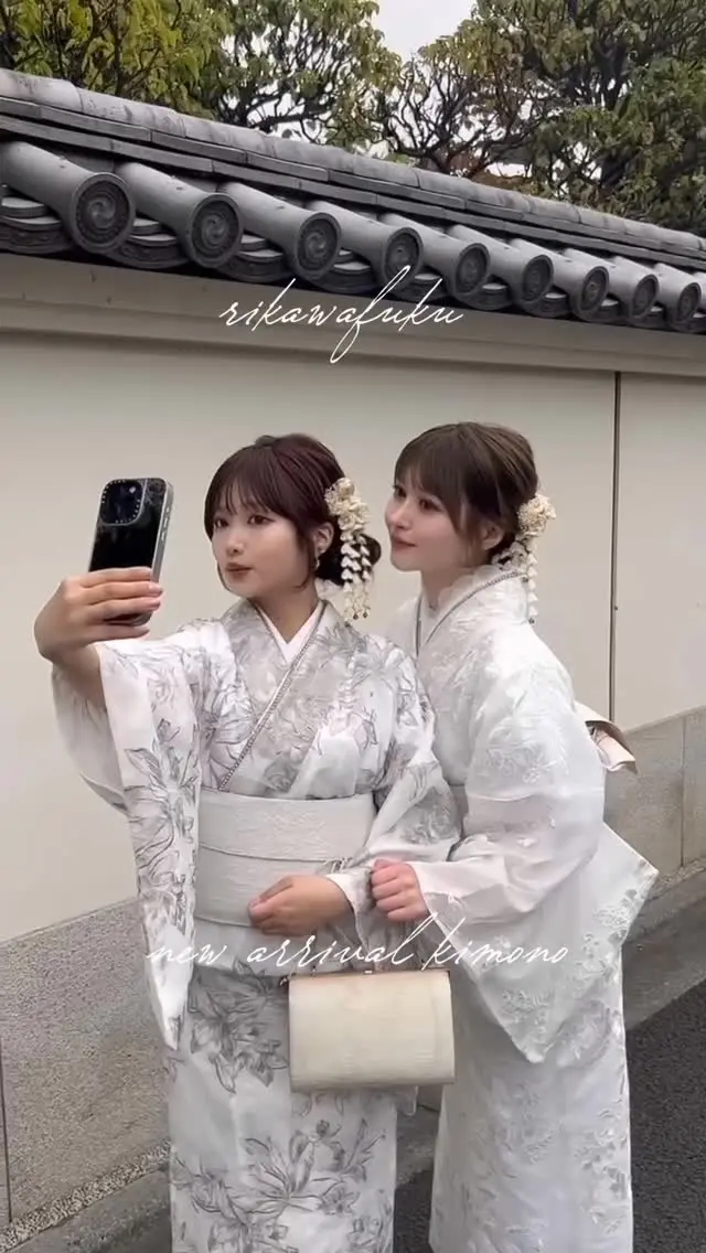 新作のオーガンジー着物可愛すぎませんか！？🩰♡
⁡
白系に統一して双子コーデにしても可愛すぎずに綺麗めな雰囲気になれちゃう…！
⁡
________________________𓈒𓂂❁
⁡
みんなの素敵なコーデも教えて📸
⁡
➡︎ @rikawafuku
➡︎ @rikawafuku_album
⁡
アカウントタグ付けして投稿してみてね🫶🏻✨
⁡
________________________𓈒𓂂❁
⁡
⁡
⁡
📍梨花和服 浅草店
東京都台東区雷門２丁目１６−９ HULIC＆New雷門 ６Ｆ
⁡
最終受付時間16:00
最終返却時間17:30
※最終返却時間の17:30を1分でも過ぎると10分毎に1000円/人の延長料金が発生致しますのでご了承ください。
⁡
⚠️Please note that if you miss the last return time of 17:30 by even one minute, you will be charged an extra 1000 yen/person for every 10 minutes you stay.
⁡
浅草店➡︎
　東京メトロ銀座線「浅草駅」徒歩𝟛分
　都営浅草線「浅草駅」𝟛分
⁡
________________________𓈒𓂂❁
⁡
❃ おすすめプラン ❃
着物ヘアセットプラン
(草履も込み！梨花和服ではどのプランでも選び放題👘!!)
⁡
❃ Recommend Plan ❃
Kimono hair set plan
(Includes zori sandals.You can choose any plan as much as you want at rikawafuku👘)
⁡
❃推薦方案❃
和服髮型設計方案
（附送涼鞋。有了梨花和服，你可以選擇任何你想要的方案👘)
⁡
❃ 추천 플랜 ❃
기모노 헤어 세트 플랜
(신발 포함！이화 일본옷에서는 어떤 플랜에서도 선택 무제한👘!!)
⁡
________________________𓈒𓂂❁
⁡
❃ ご予約について ❃
予約はWebから24時間可能◎
前日まで変更・キャンセルも無料です📝
⁡
❃ About Reservations ❃
Reservations can be made from Website to 24hours ◎
English available 
⁡
❃ 關於預約 ❃
可透過網站預約24小時◎
中文支援
⁡
✤ 예약 정보 ✤
예약은 𝐻𝑃에서 24시간 가능◎
전날까지 변경・캔슬도 무료입니다📝
⁡
________________________𓈒𓂂❁
⁡
⁡
⁡
皆様のご予約お待ちしております🕊
⁡
⁡
⁡
#梨花和服 #浅草着物レンタル #浅草デート #기모노 #기모노체험 #기모노렌탈 #유카타#和服體驗 #wafuku #furisode #kimono #着物デート