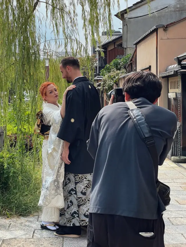 浅草店ではプロのカメラマンによる撮影を体験ができるって知ってましたか👀
⁡
45分で25,000円（税込）でプロのカメラマンさんが撮影してくれます！
⁡
撮影し、後日撮影データをお送りします👌🏻
⁡
せっかく着物を着るなら素敵な写真が撮りたい！って方もいらっしゃるのではないでしょうか？
是非このオプション追加して素敵な思い出を作りませんか？？
________________________𓈒𓂂❁
⁡
您知道嗎？在淺草店可以體驗專業攝影師的拍攝服務👀
⁡
只需45分鐘，25,000日圓（含稅）即可享受專業攝影師拍攝！
⁡
拍攝完成後，我們將於事後寄送拍攝檔案給您👌🏻
⁡
難得穿上和服，想拍出精美照片的您是否也在考慮呢？
何不加購這項服務，創造美好的回憶呢？？
⁡
________________________𓈒𓂂❁
⁡
Did you know you can experience a professional photo shoot at our Asakusa location?👀
⁡
For ¥25,000 (tax included) for 45 minutes, a professional photographer will take your pictures!
⁡
We'll take your photos and send you the digital files later.👌🏻
⁡
If you're going to wear a kimono, wouldn't you want some beautiful photos to remember it by?
Why not add this option and create some wonderful memories??
⁡
________________________𓈒𓂂❁
⁡
みんなの素敵なコーデも教えて📸
⁡
➡︎ @rikawafuku
➡︎ @rikawafuku_album
⁡
アカウントタグ付けして投稿してみてね🫶🏻✨
⁡
________________________𓈒𓂂❁
⁡
⁡
⁡
📍梨花和服 浅草店
東京都台東区雷門２丁目１６−９ HULIC＆New雷門 ６Ｆ
⁡
最終受付時間16:00
最終返却時間17:30
※最終返却時間の17:30を1分でも過ぎると10分毎に1000円/人の延長料金が発生致しますのでご了承ください。
⁡
⚠️Please note that if you miss the last return time of 17:30 by even one minute, you will be charged an extra 1000 yen/person for every 10 minutes you stay.
⁡
浅草店➡︎
　東京メトロ銀座線「浅草駅」徒歩𝟛分
　都営浅草線「浅草駅」𝟛分
⁡
________________________𓈒𓂂❁
⁡
❃ おすすめプラン ❃
着物ヘアセットプラン
(草履も込み！梨花和服ではどのプランでも選び放題👘!!)
⁡
❃ Recommend Plan ❃
Kimono hair set plan
(Includes zori sandals.You can choose any plan as much as you want at rikawafuku👘)
⁡
❃推薦方案❃
和服髮型設計方案
（附送涼鞋。有了梨花和服，你可以選擇任何你想要的方案👘)
⁡
❃ 추천 플랜 ❃
기모노 헤어 세트 플랜
(신발 포함！이화 일본옷에서는 어떤 플랜에서도 선택 무제한👘!!)
⁡
________________________𓈒𓂂❁
⁡
❃ ご予約について ❃
予約はWebから24時間可能◎
前日まで変更・キャンセルも無料です📝
⁡
❃ About Reservations ❃
Reservations can be made from Website to 24hours ◎
English available 
⁡
❃ 關於預約 ❃
可透過網站預約24小時◎
中文支援
⁡
✤ 예약 정보 ✤
예약은 𝐻𝑃에서 24시간 가능◎
전날까지 변경・캔슬도 무료입니다📝
⁡
________________________𓈒𓂂❁
⁡
⁡
⁡
皆様のご予約お待ちしております🕊
⁡
⁡
⁡
#梨花和服 #浅草着物レンタル #浅草デート #기모노 #기모노체험 #기모노렌탈 #유카타#和服體驗 #wafuku #furisode #kimono #着物デート