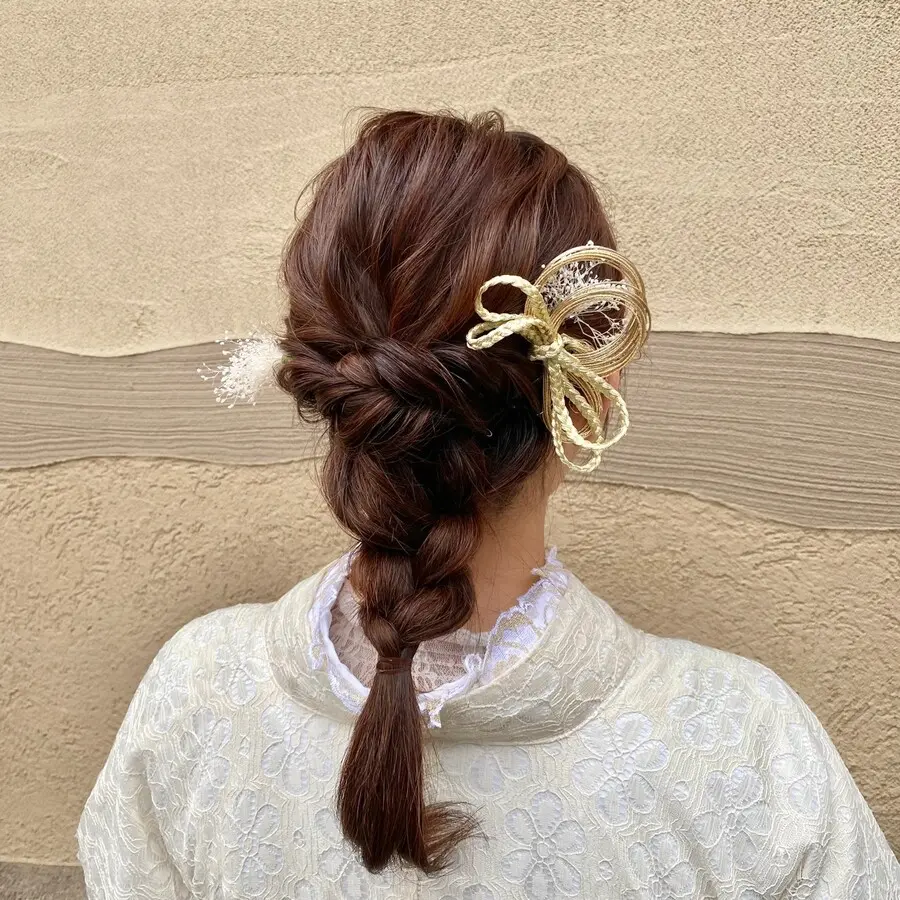 頂部鬆軟的編辮下髮型，髮飾使用高質感的金色！